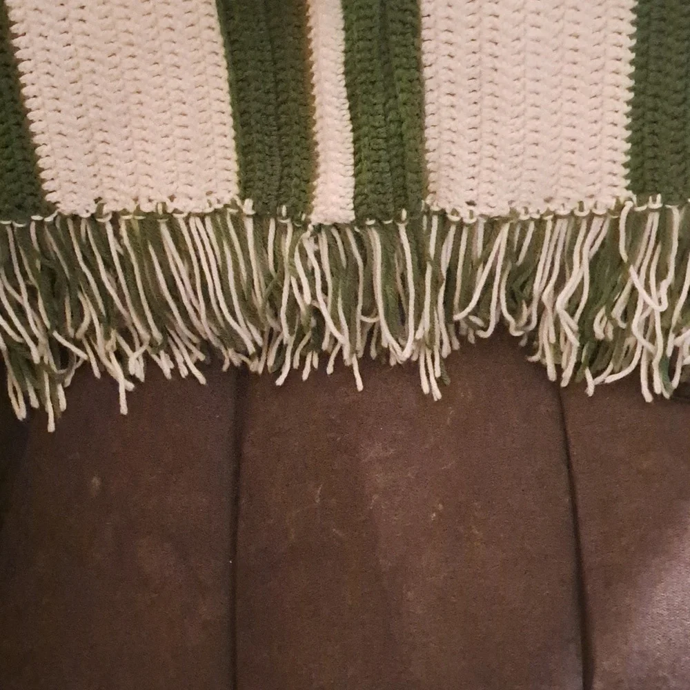 Hand knit throw with pockets - Picture 3 of 3
